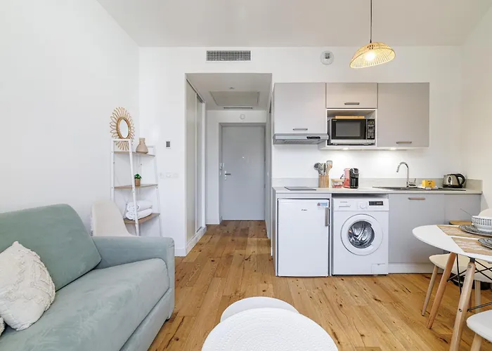 Charming Center 402 *
