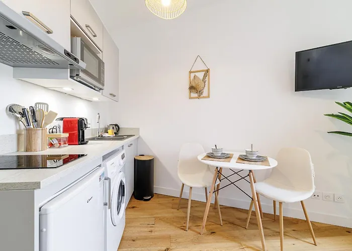 Charming Center 402 Apartment