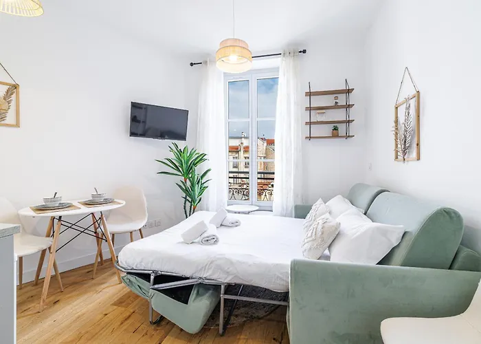 Charming Center 402