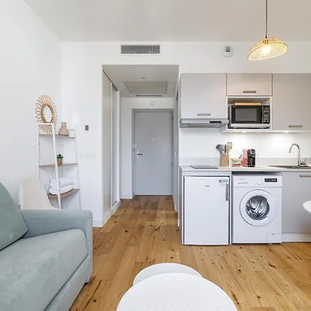 Charming Center 402 *